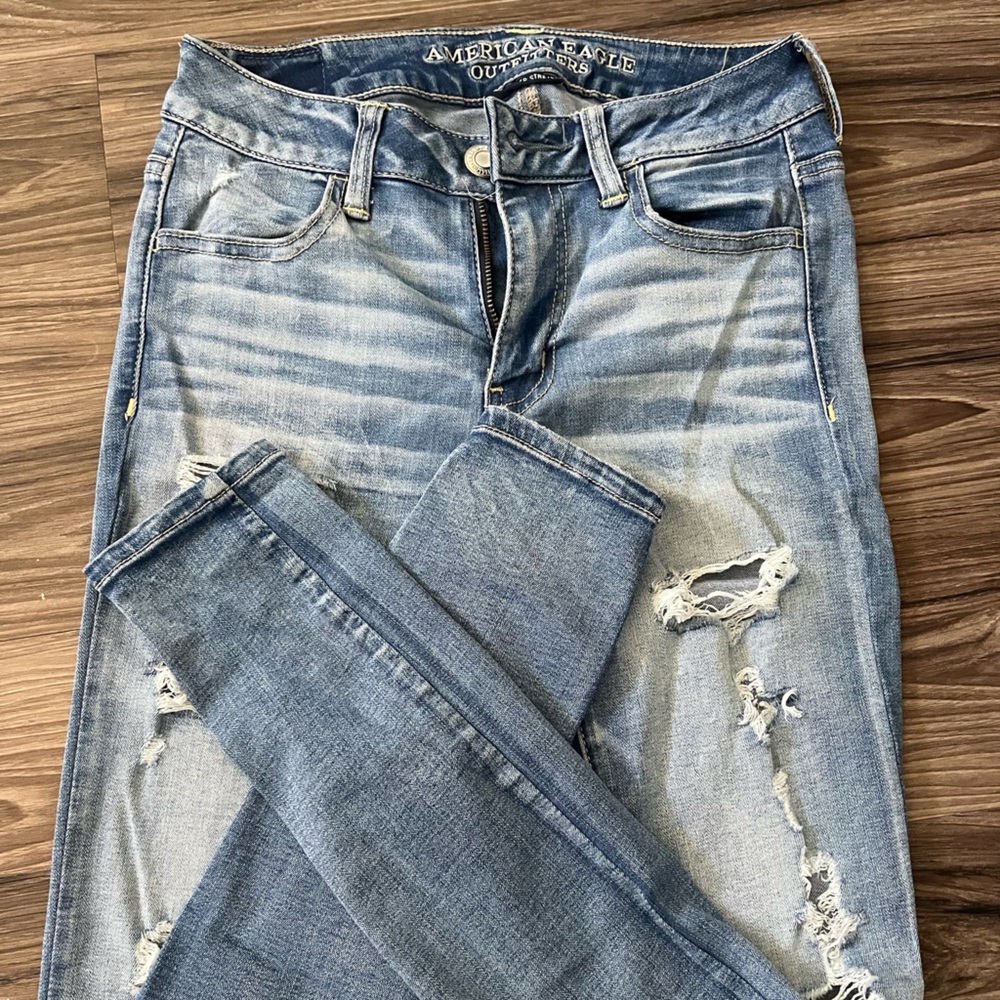 American Eagle Outfitters Medium Light Blue Distressed Skinny Jeans